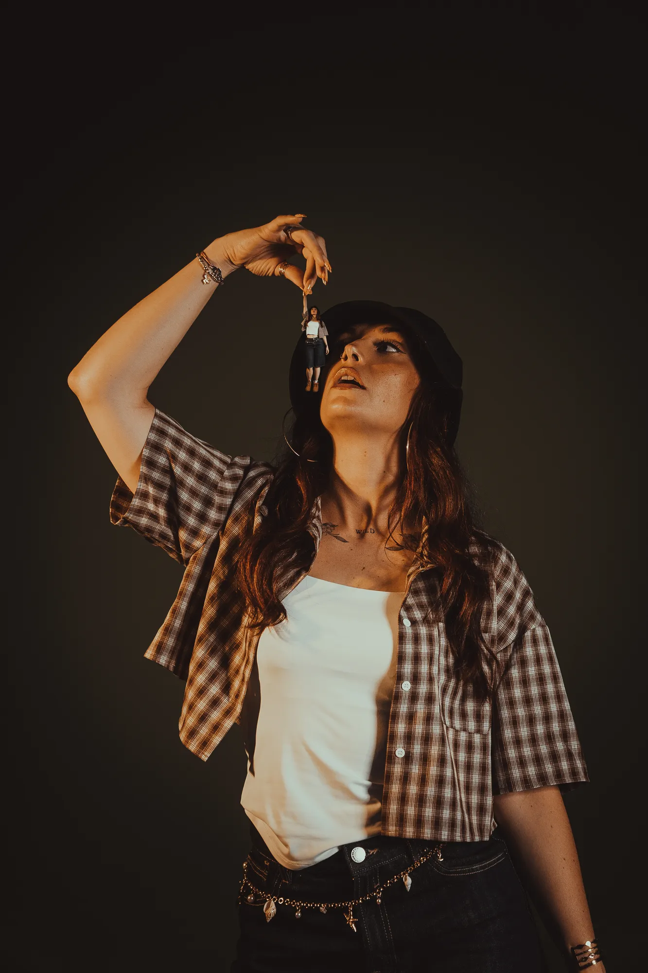 Image de studio retouchée avec une lumière sculptée et un rendu cinématographique