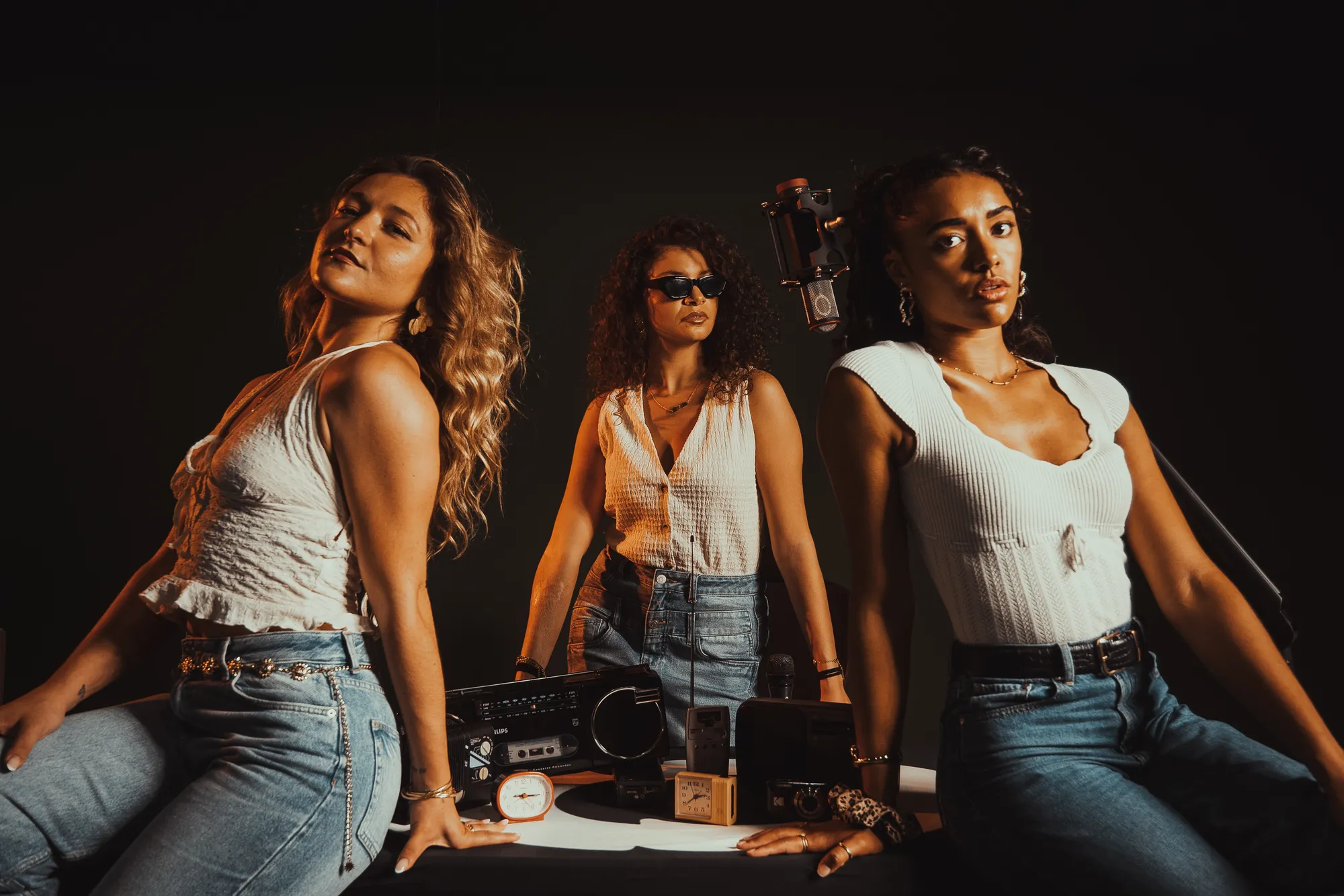 Trois femmes posant dans une mise en scène lifestyle aux tons chaleureux